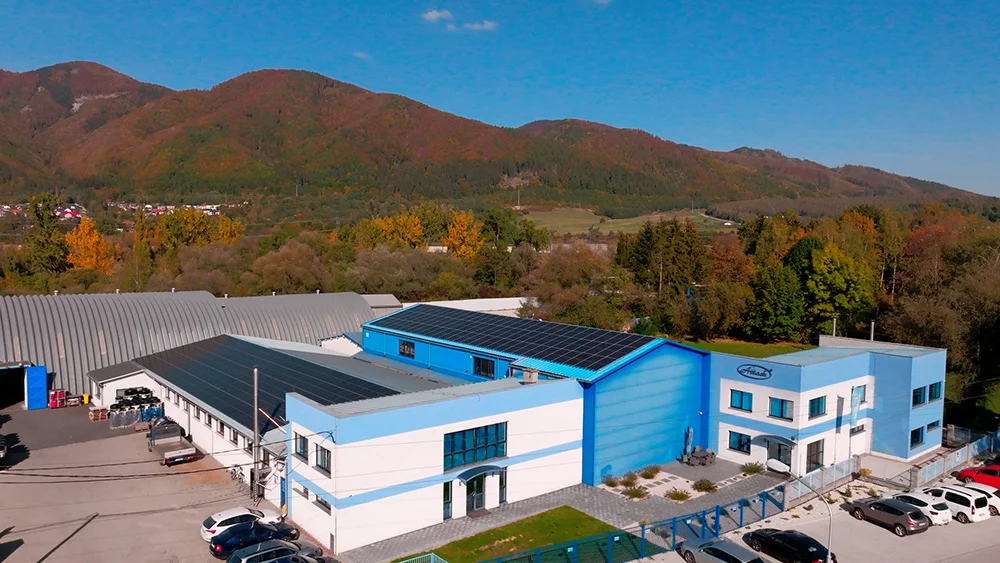 Attack productiefaciliteit, luchtfoto met zonnepanelen en gebouw